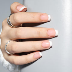 Leefrei glossy finish close-up highlighting shine and salon-like appearance