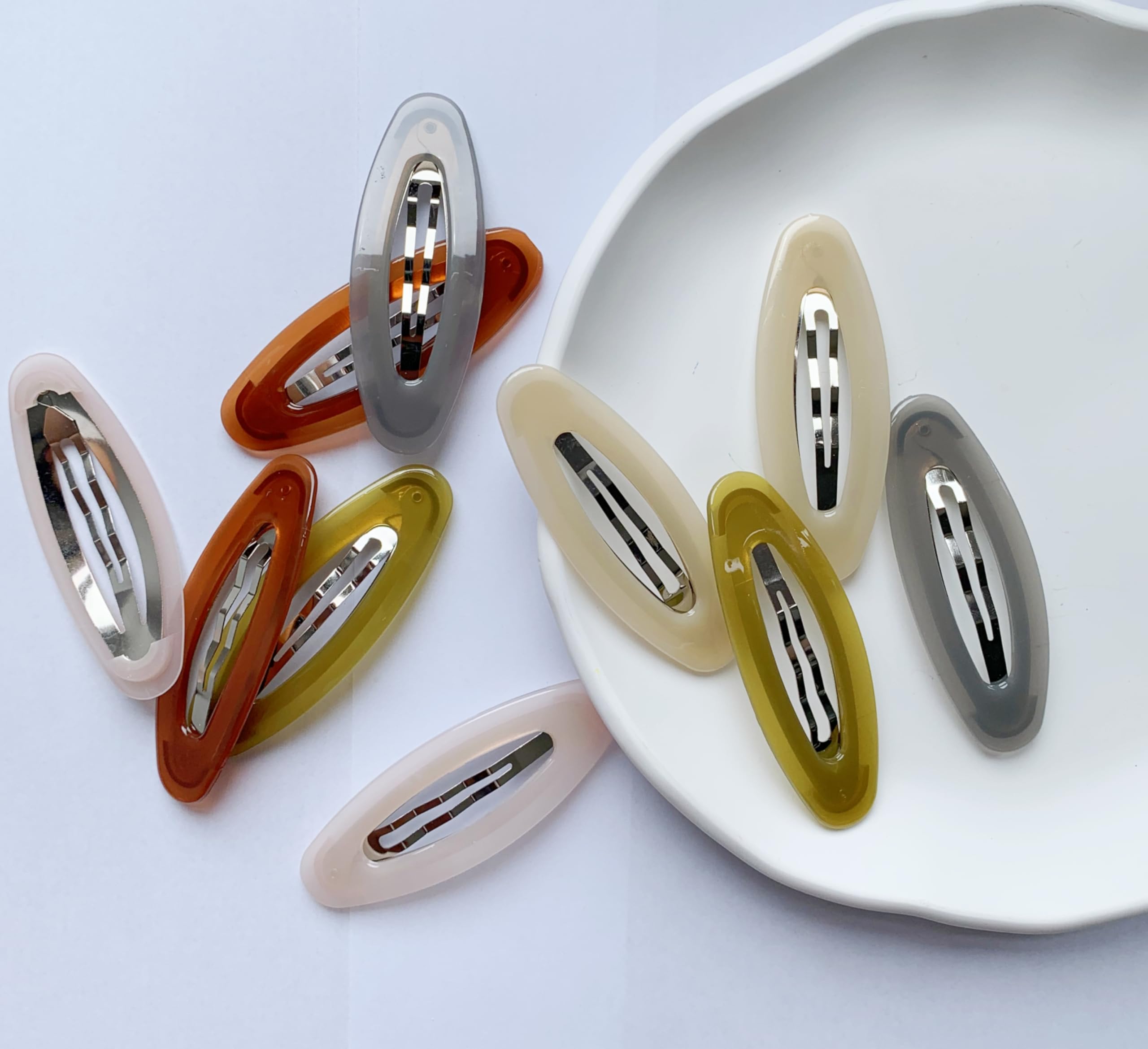 Lemeilleur clip held in hand illustrating 3.2-inch size for scale and comfort