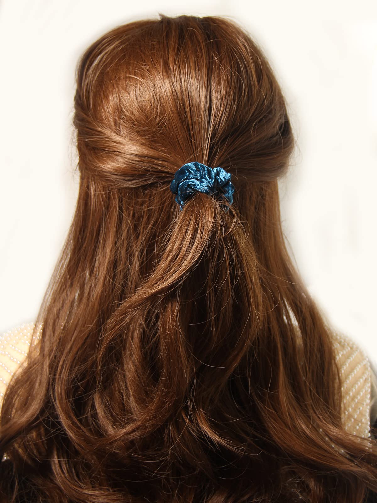 LFOUVRE scrunchie securing a ponytail for neat daily styling