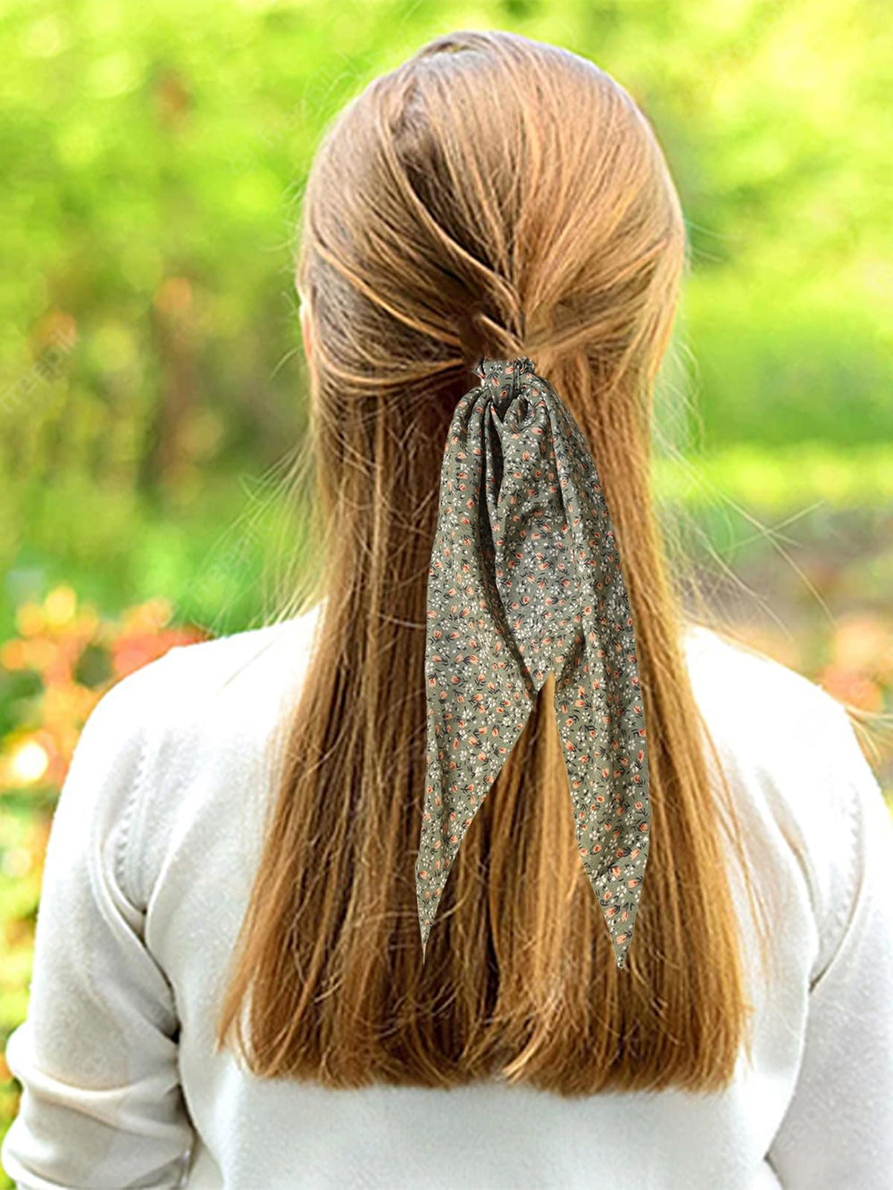 LFOUVRE elastic scrunchie alone showing gentle hold without pulling