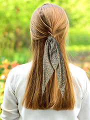 LFOUVRE elastic scrunchie alone showing gentle hold without pulling