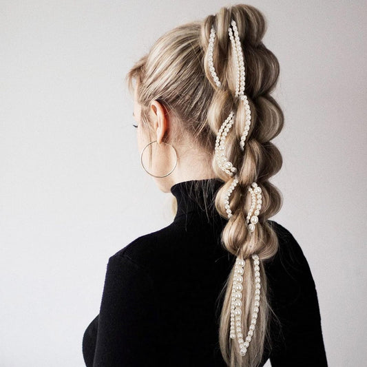 LiaSun front-view clip displaying pearl chain and discreet clip for instant styling