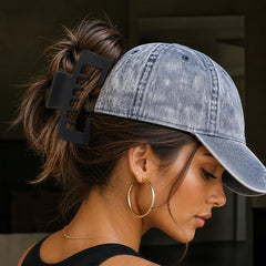 Liayozl clip in use at gym keeping hair tidy and workout-ready