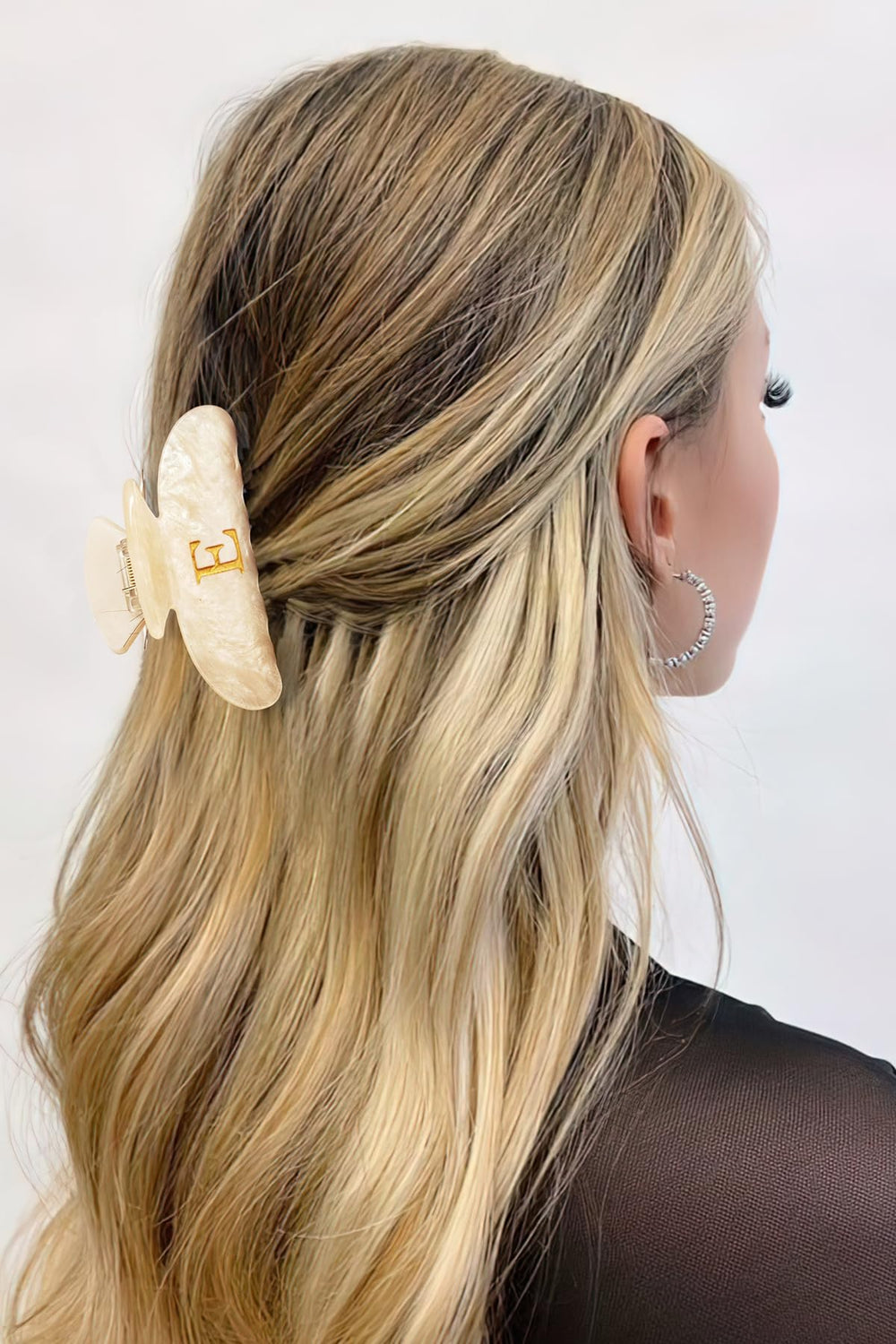 LILIE&WHITE side profile of claw mechanism showing strong clasp and reliable grip