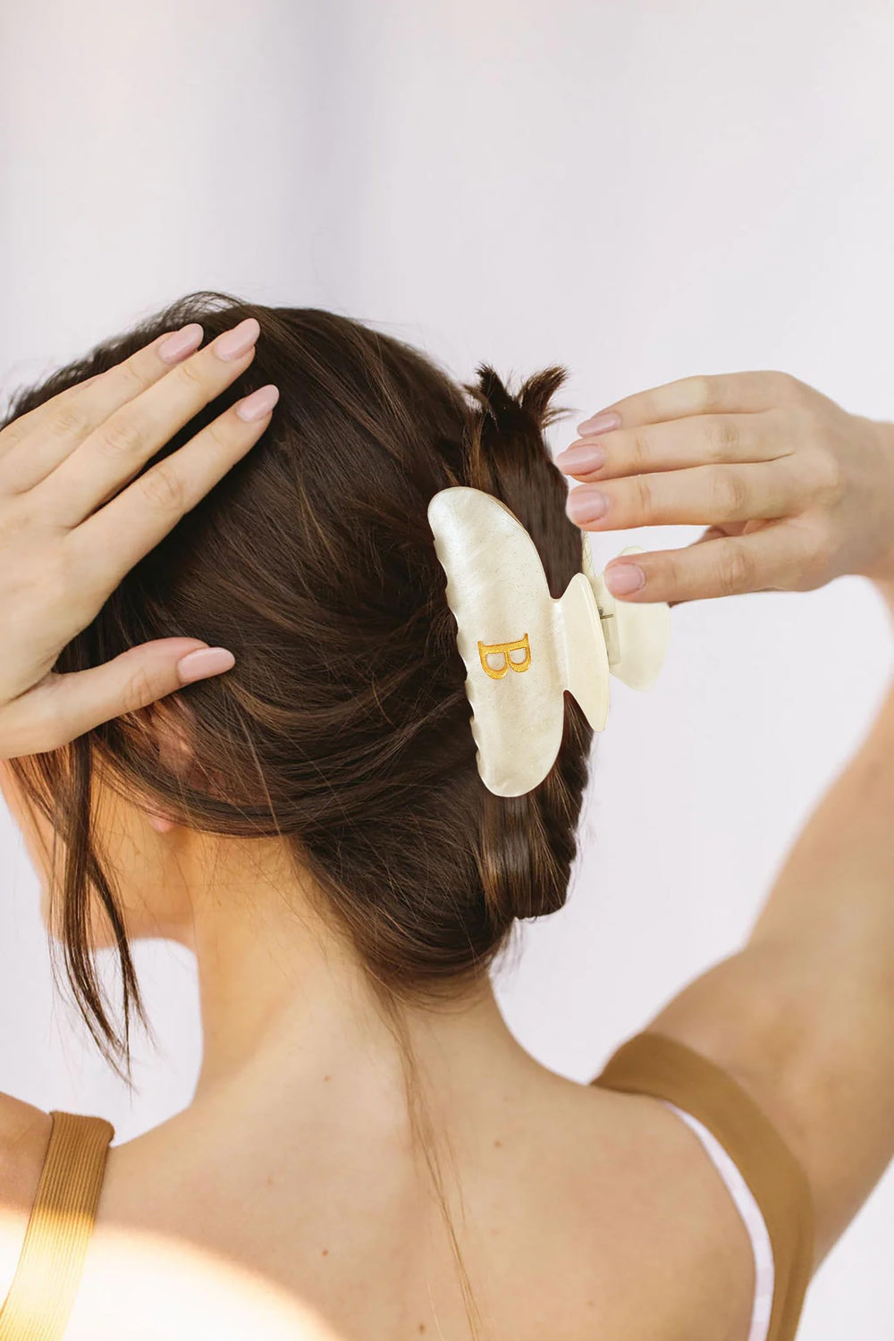 LILIE&WHITE side profile showing interlocking teeth for secure hair hold