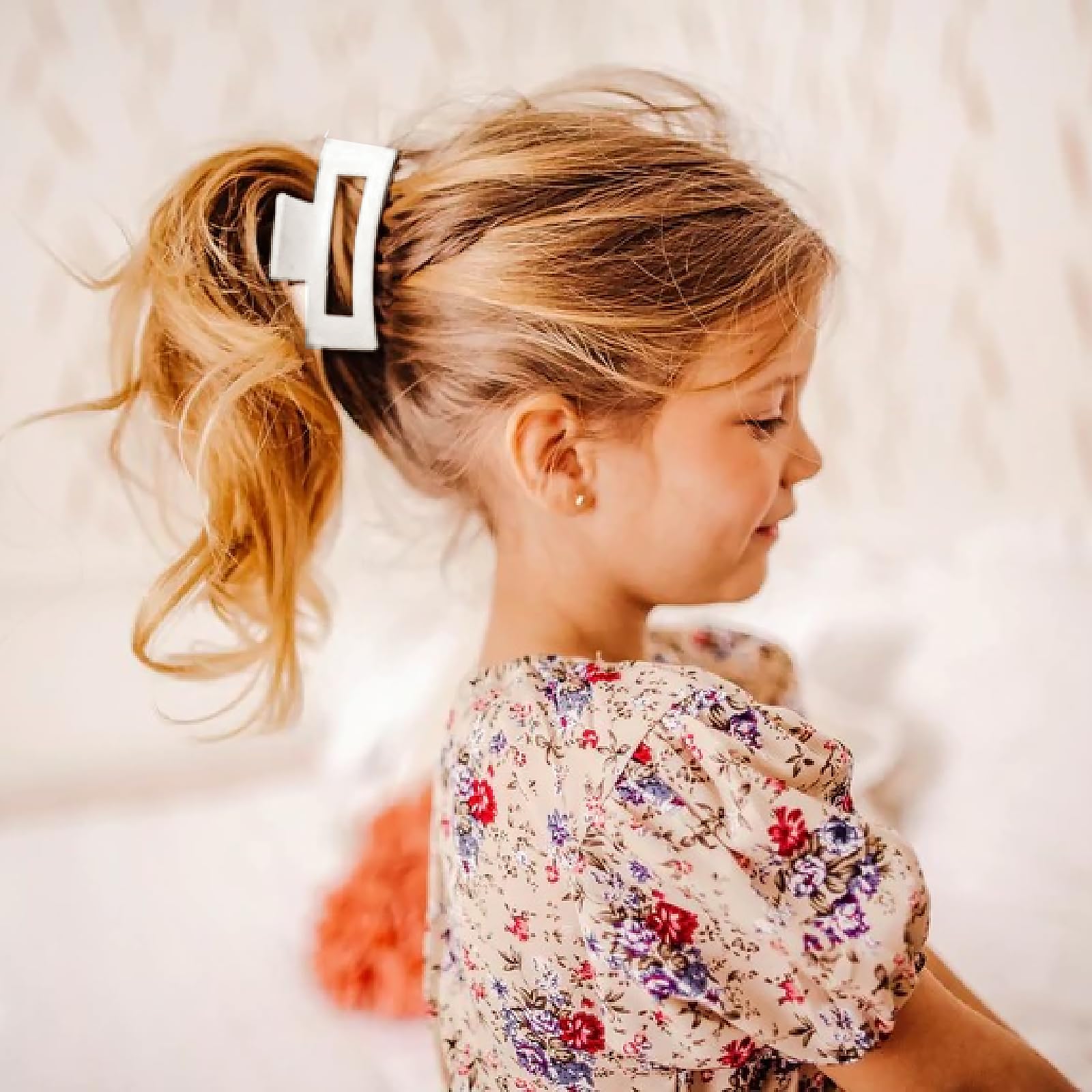 LILIEBE clip securing a curly bun, reliable hold for textured hair benefit