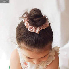 LilySilk scrunchie on a pillow in sleep setting showing traceless wear