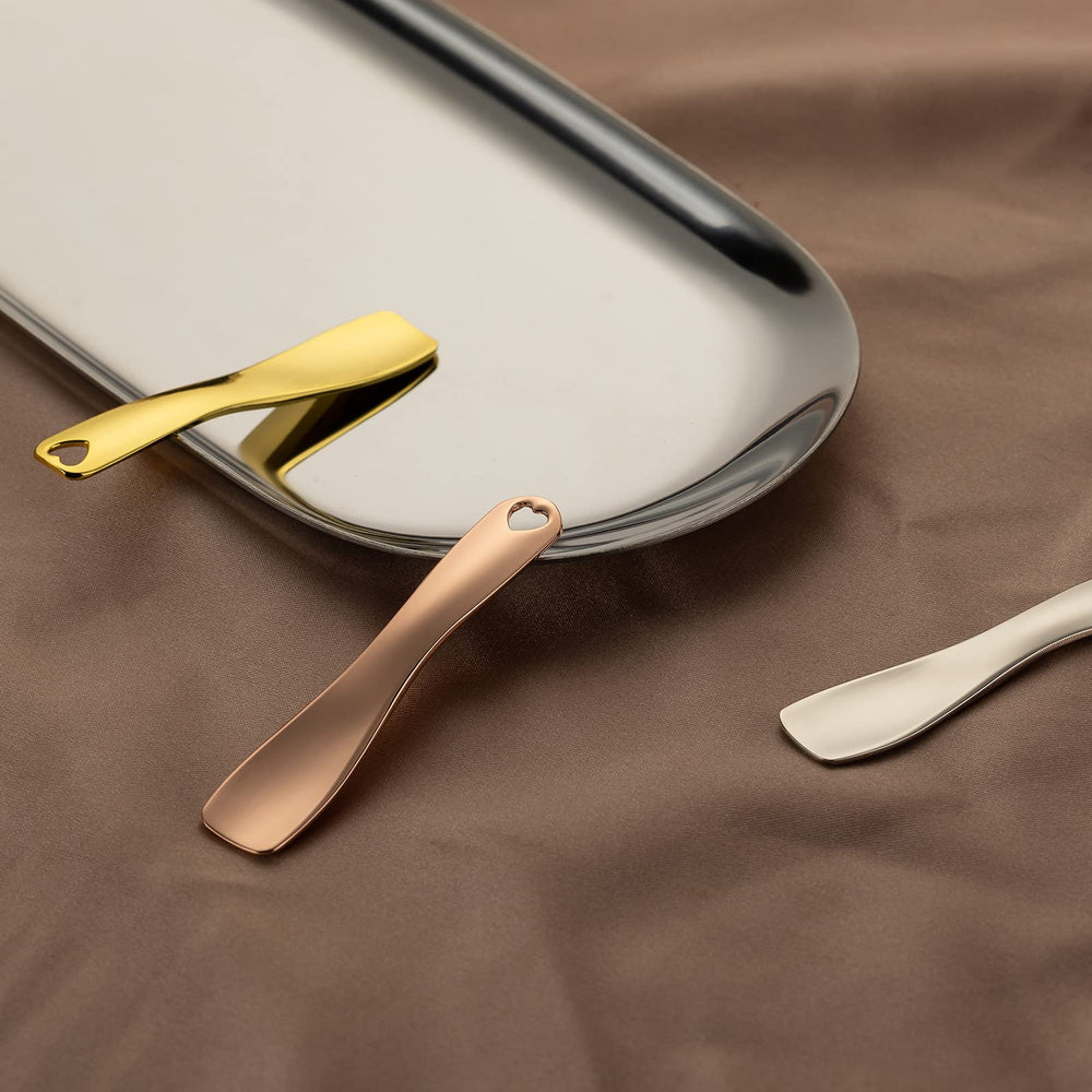 LISAPACK spoon scooping face mask from jar demonstrating precise product transfer