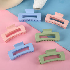 Loanzeg clip worn in half-bun demonstrating stable hold and bridal-ready styling