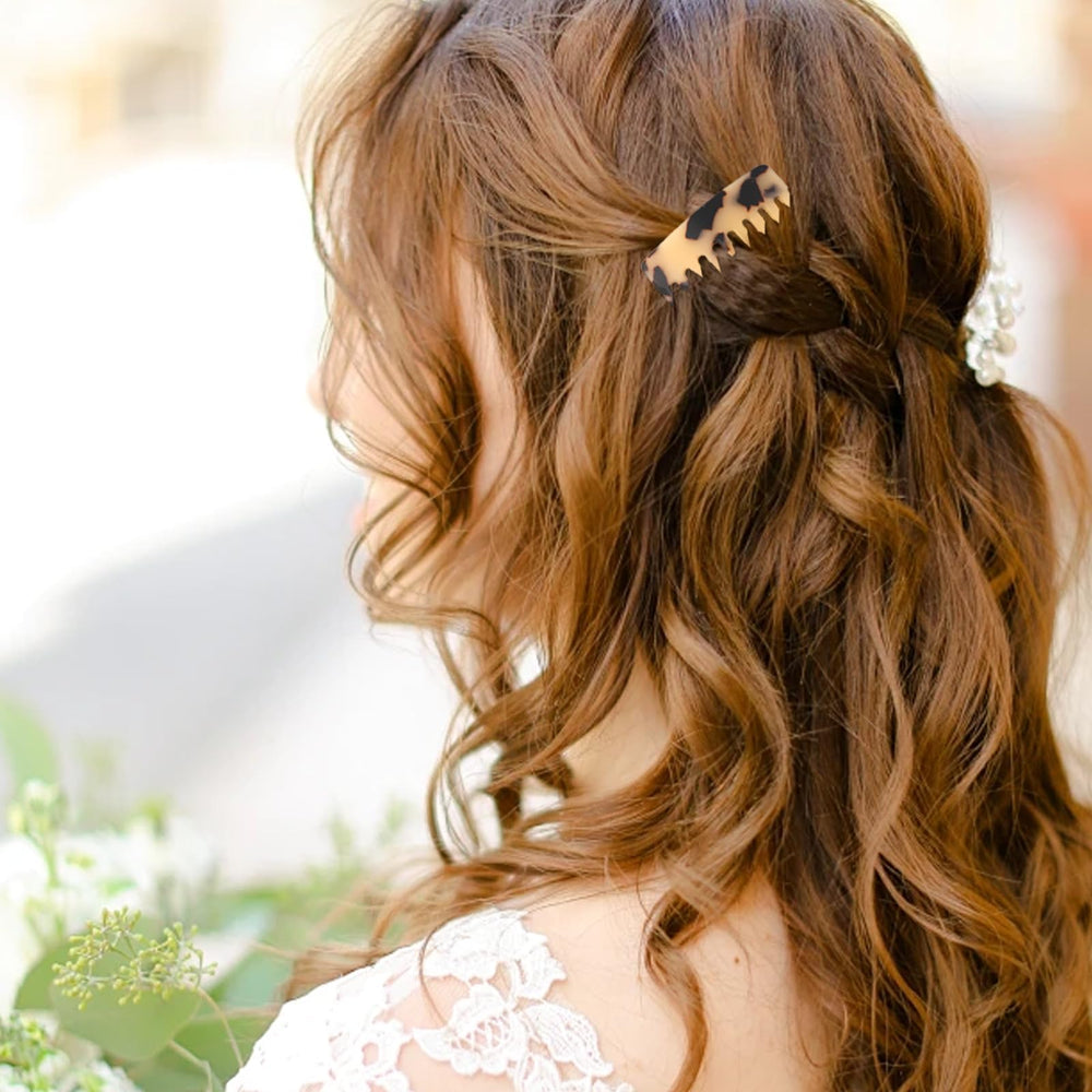 loghohu comb worn outdoors in a casual hairstyle, stylish everyday wear