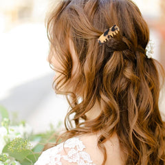 loghohu comb worn outdoors in a casual hairstyle, stylish everyday wear