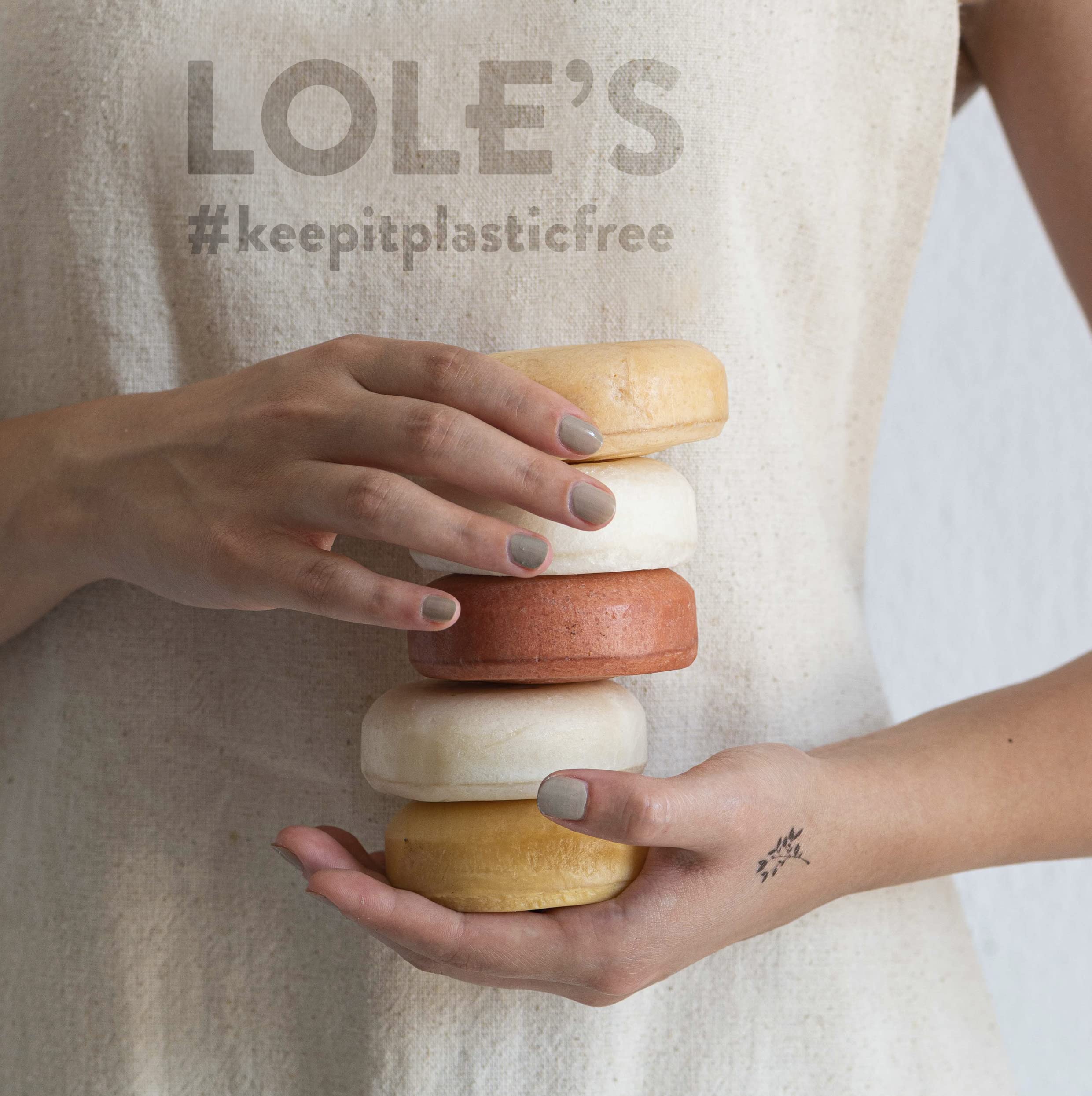 LOLE'S jojoba oil ingredient shot showing natural hydration benefit