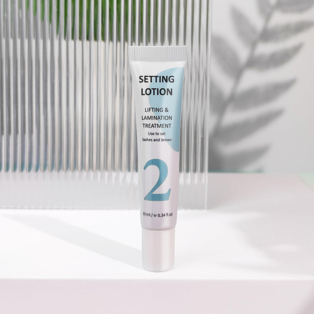 Lomansa used by a technician during a lash lift showcasing professional workflow