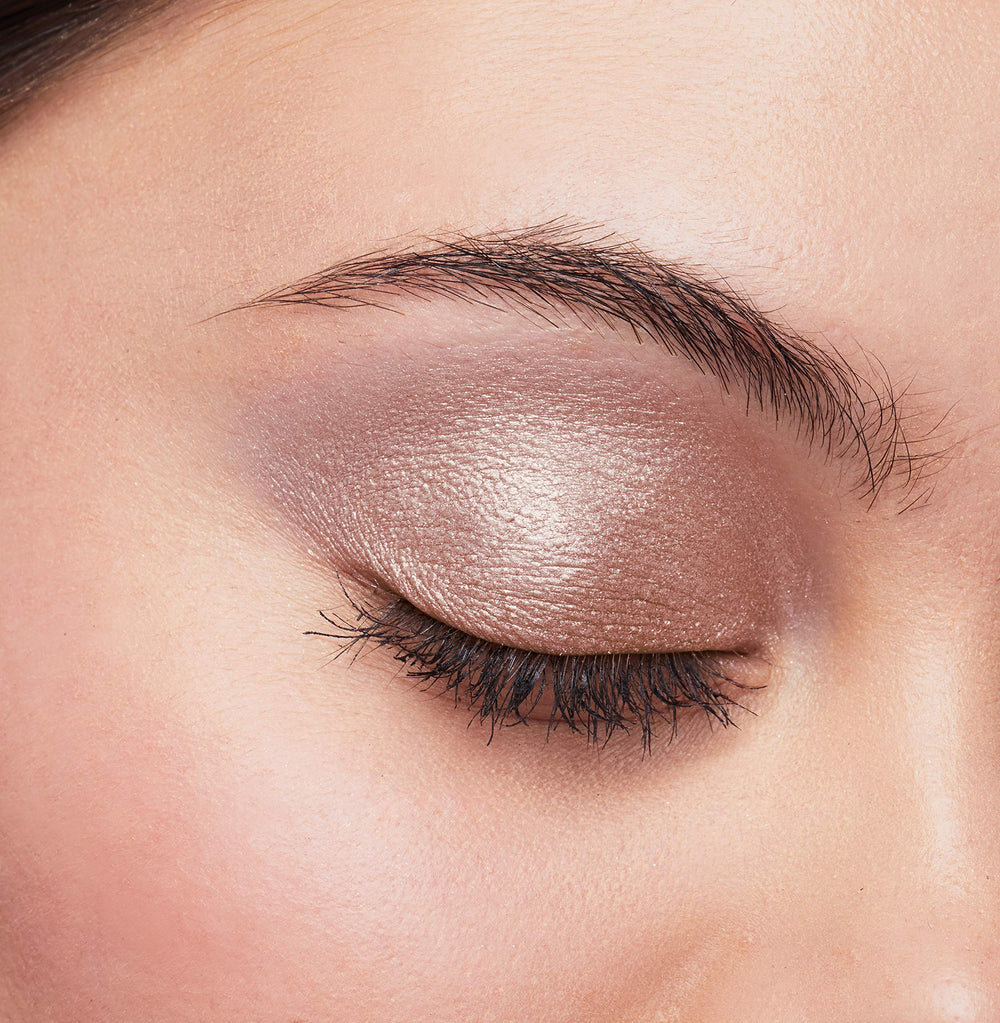 L'Oreal Paris label and bottle detail, clear ingredient and shade information benefit