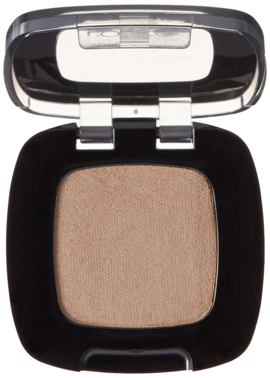 L'Oreal Paris close-up texture swatch of Cafe Au Lait showcasing smooth gel-to-powder finish