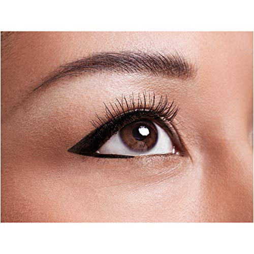 L'Oreal Paris Pencil Perfect applied along lash line demonstrating natural definition