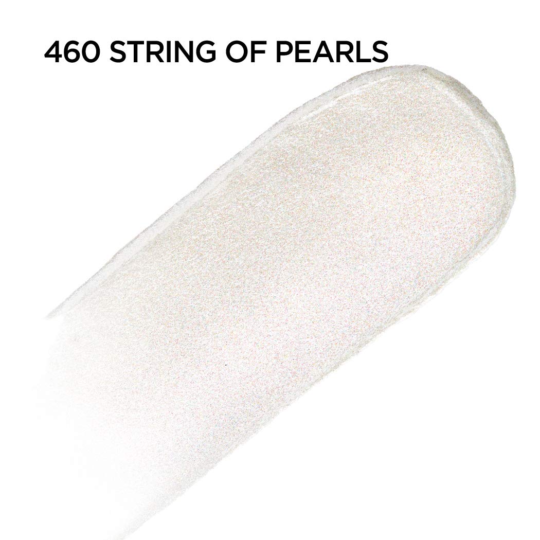 L'Oreal Paris doe-foot applicator close-up for precise, controlled shimmer application benefit