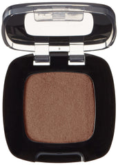 L'Oréal Paris close-up of Quartz Fumé texture highlighting smooth application