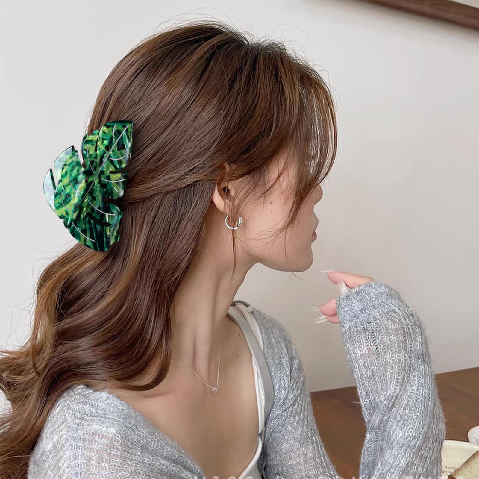 LSVOZ clip worn in half-up hairstyle demonstrating neat hold
