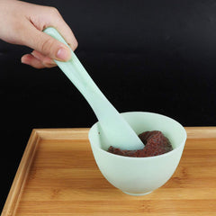 luzen spatula applying facial mask for precise, mess-free application
