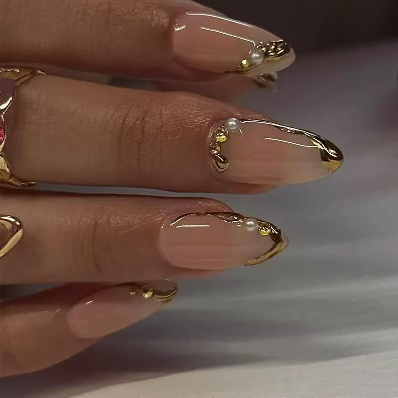 Magrace close-up of gold line detail highlighting the elegant metallic accent