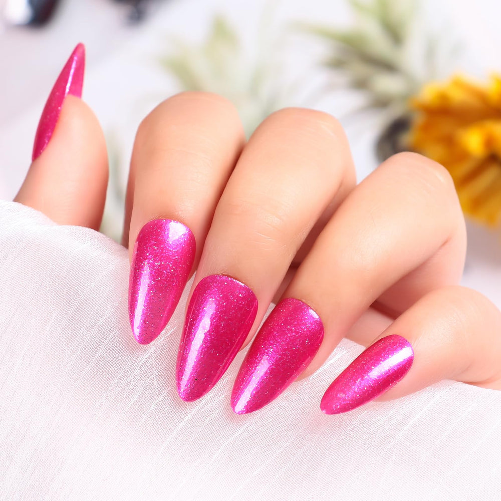 Major Dijit nails in summer setting demonstrating wearable color and fashion-forward benefit