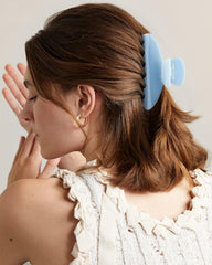 MAORULU holding a full bun on thick hair demonstrating reliable grip