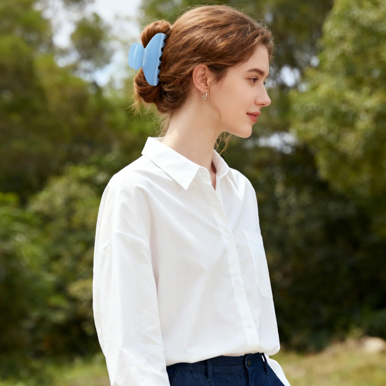 MAORULU securing a high ponytail to demonstrate firm, no-slip grip