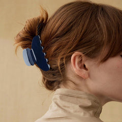 MAORULU clip worn in half-up hairstyle demonstrating secure daily hold