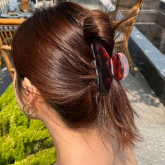 MAORULU holding a small bun and ponytail for neat, effortless styling