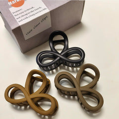 Markuii clip next to hand showing 3.3-inch scale for travel convenience