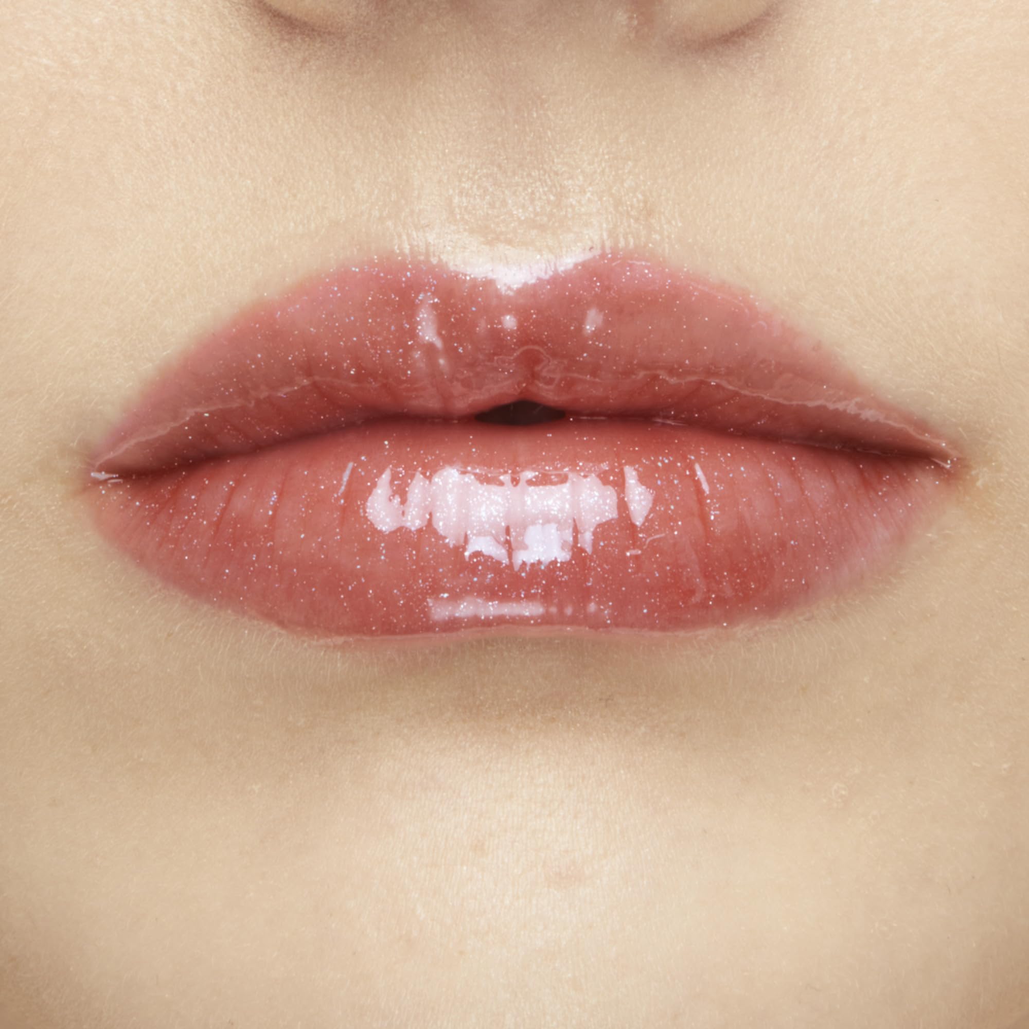 Maybelline Lifter Gloss XL wand applicator demonstrating even application benefit