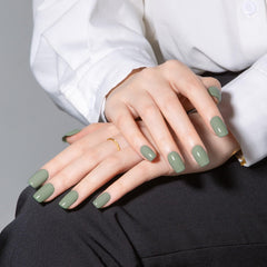 MAYCHAO brush stroke on nail tip illustrating even opacity and easy build benefit