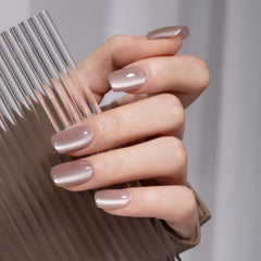MAYCHAO magnet pulling shimmer into a visible cat-eye stripe for drama