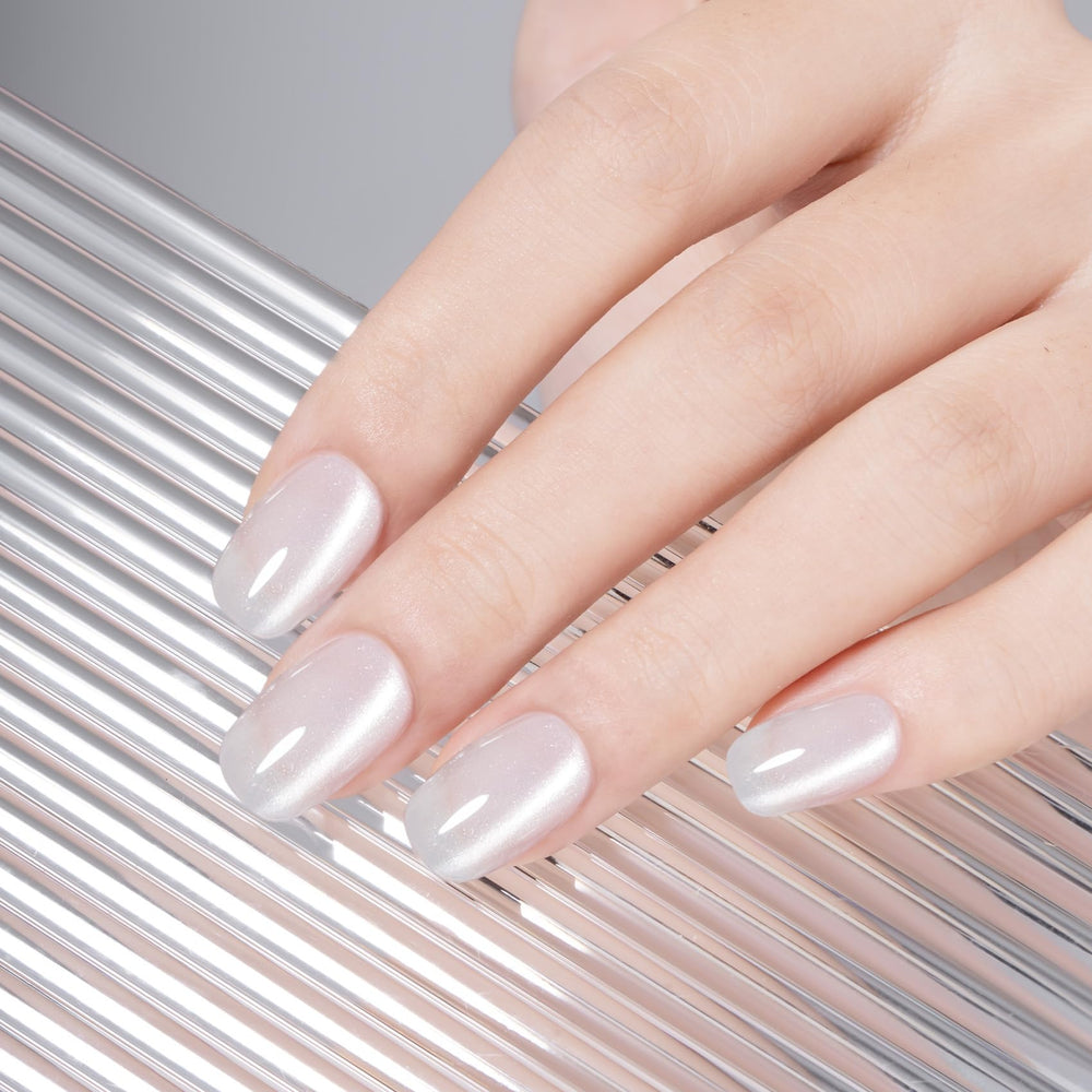 MAYCHAO magnet creating cat-eye effect demonstrating instant holographic shimmer