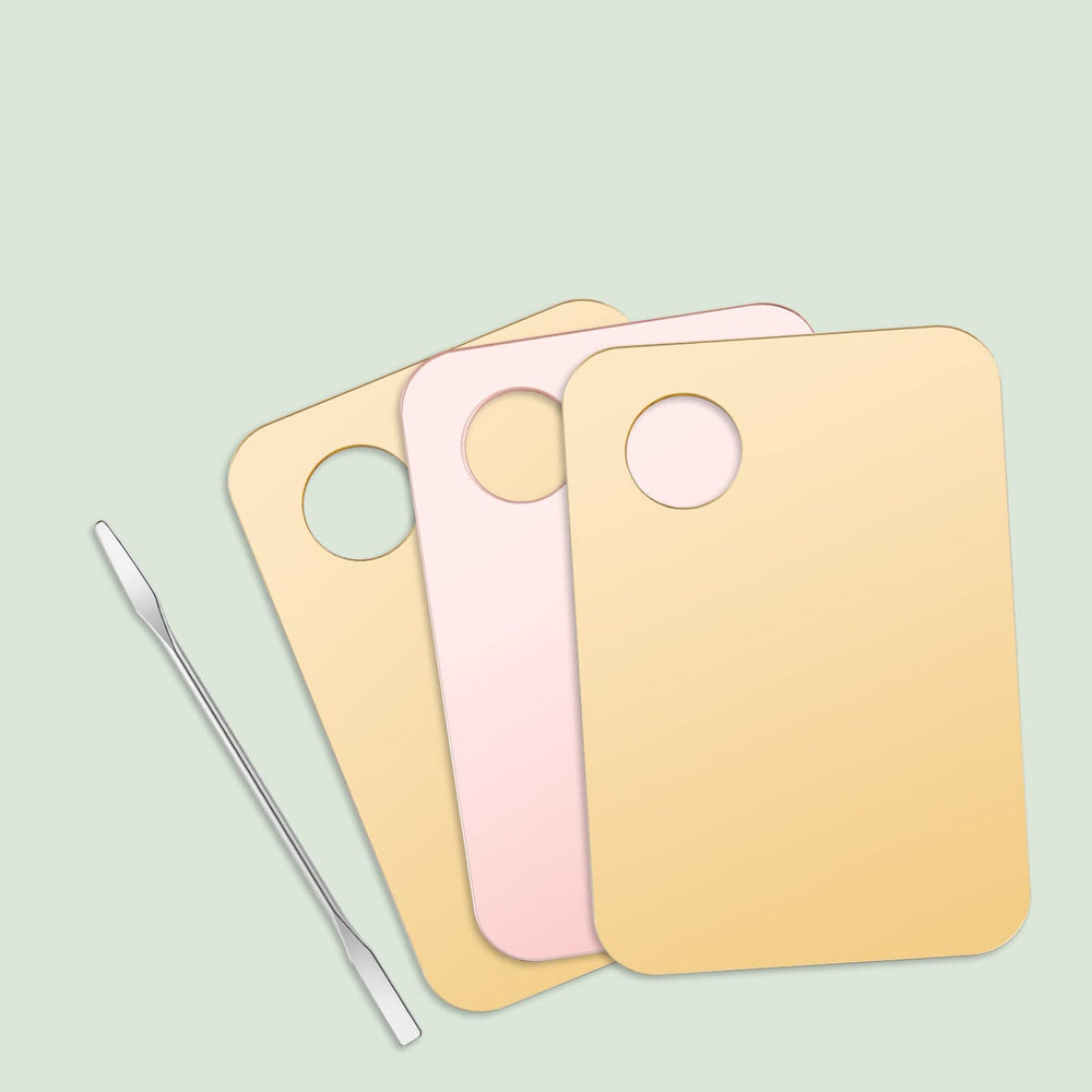 Mcduyant palettes and spatulas in a makeup bag for portable professional tools