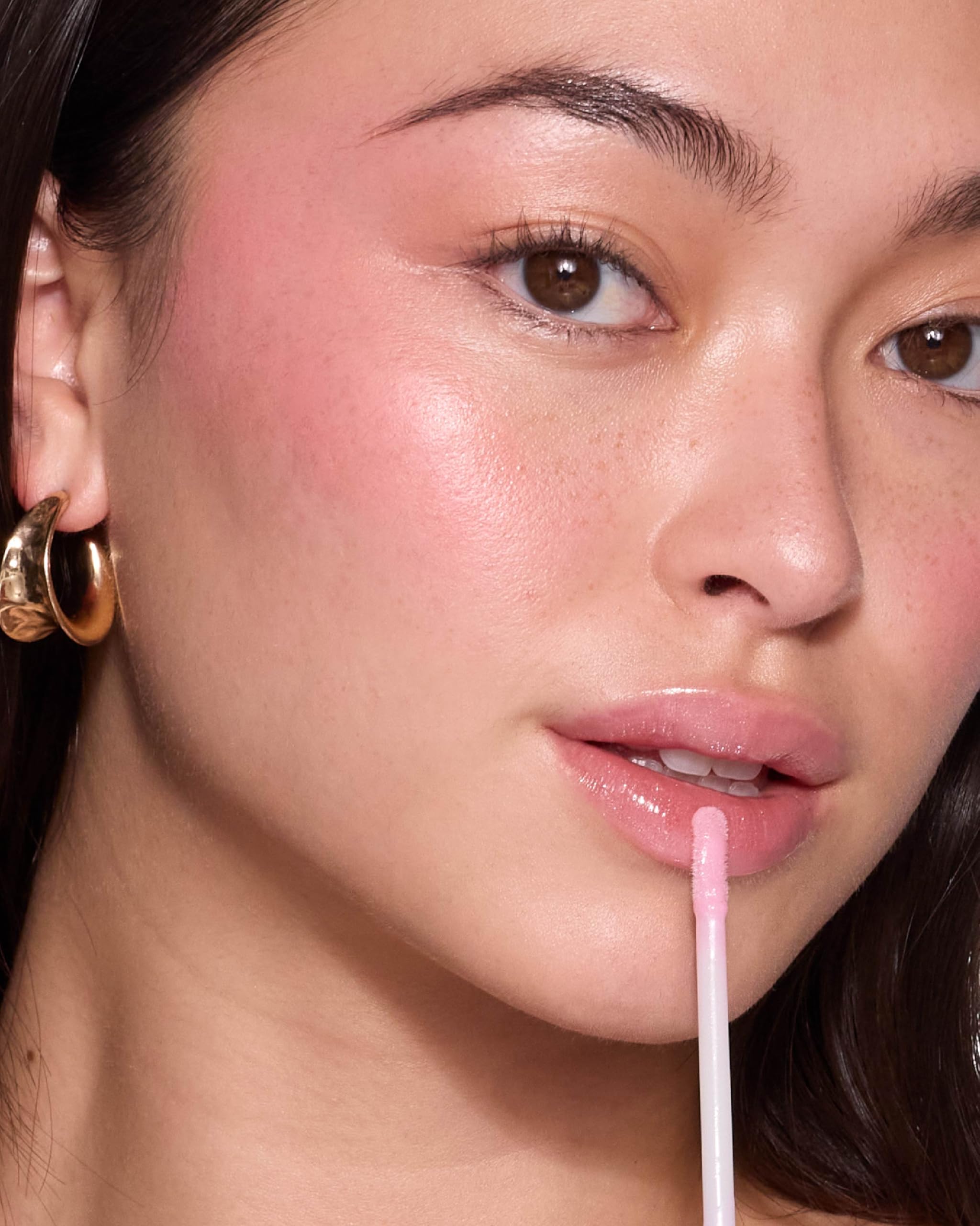 MCoBeauty gloss open with LED mirror illuminated for precise low-light touch-ups