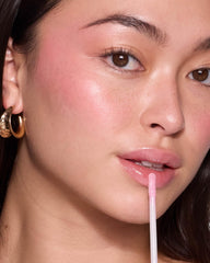 MCoBeauty gloss open with LED mirror illuminated for precise low-light touch-ups