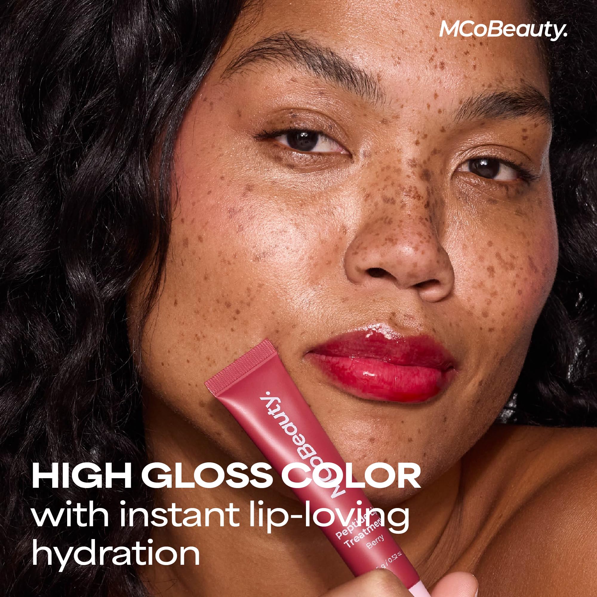 MCoBeauty curved applicator close-up delivering smooth, even product application