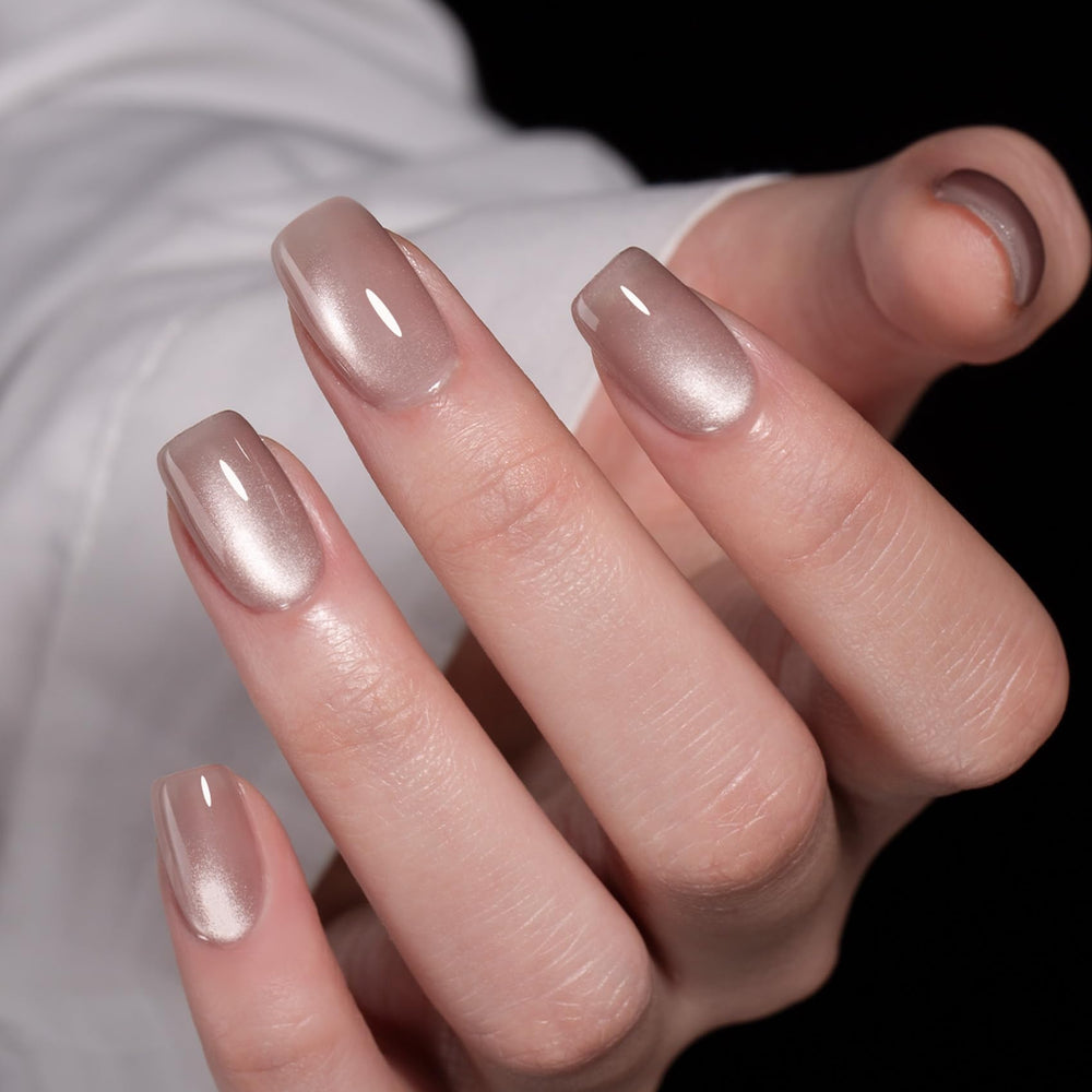 MEGIOR magnet in action creating cat eye stripe demonstrating quick magnetic polish result