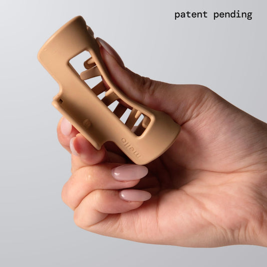 MELLO close-up of inward-curving teeth highlighting scalp-friendly pressure distribution