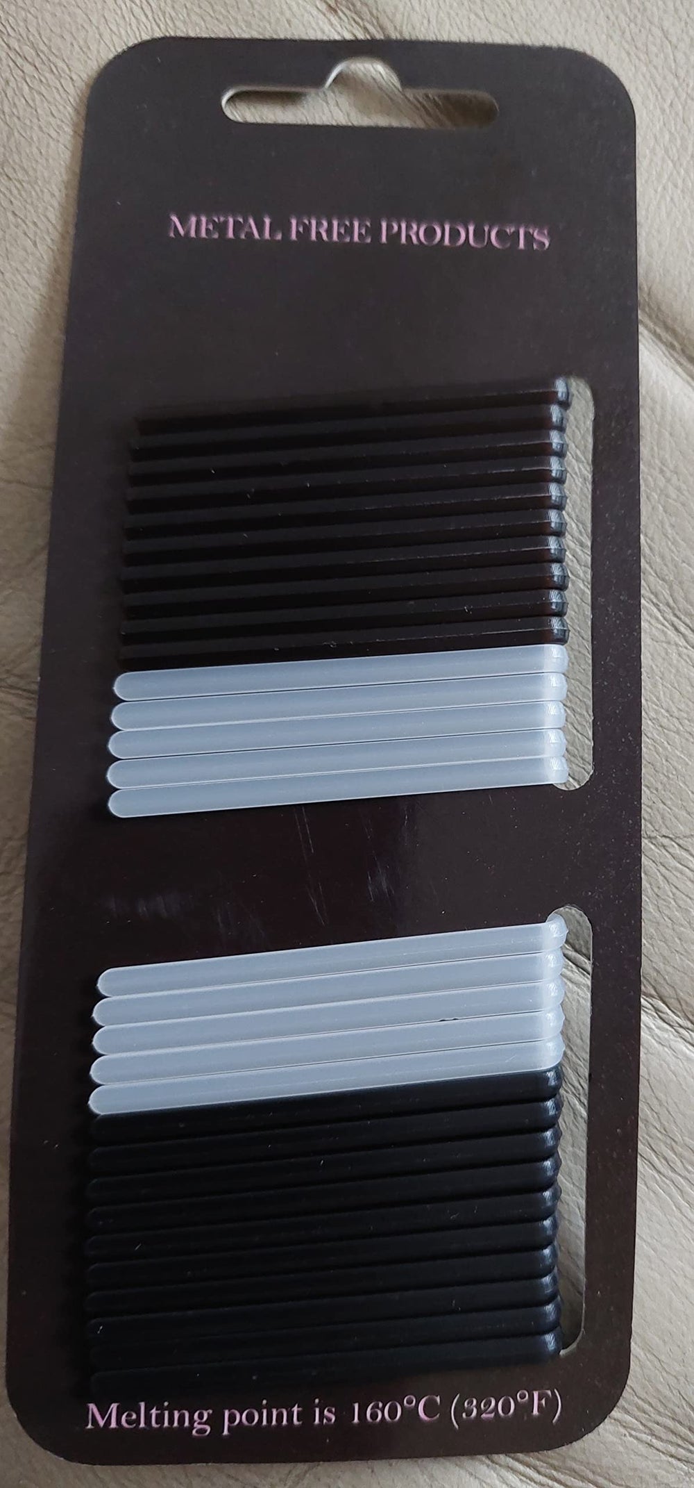 Metal Free Styling close-up of four interior ridges on a pin, improved hair grip