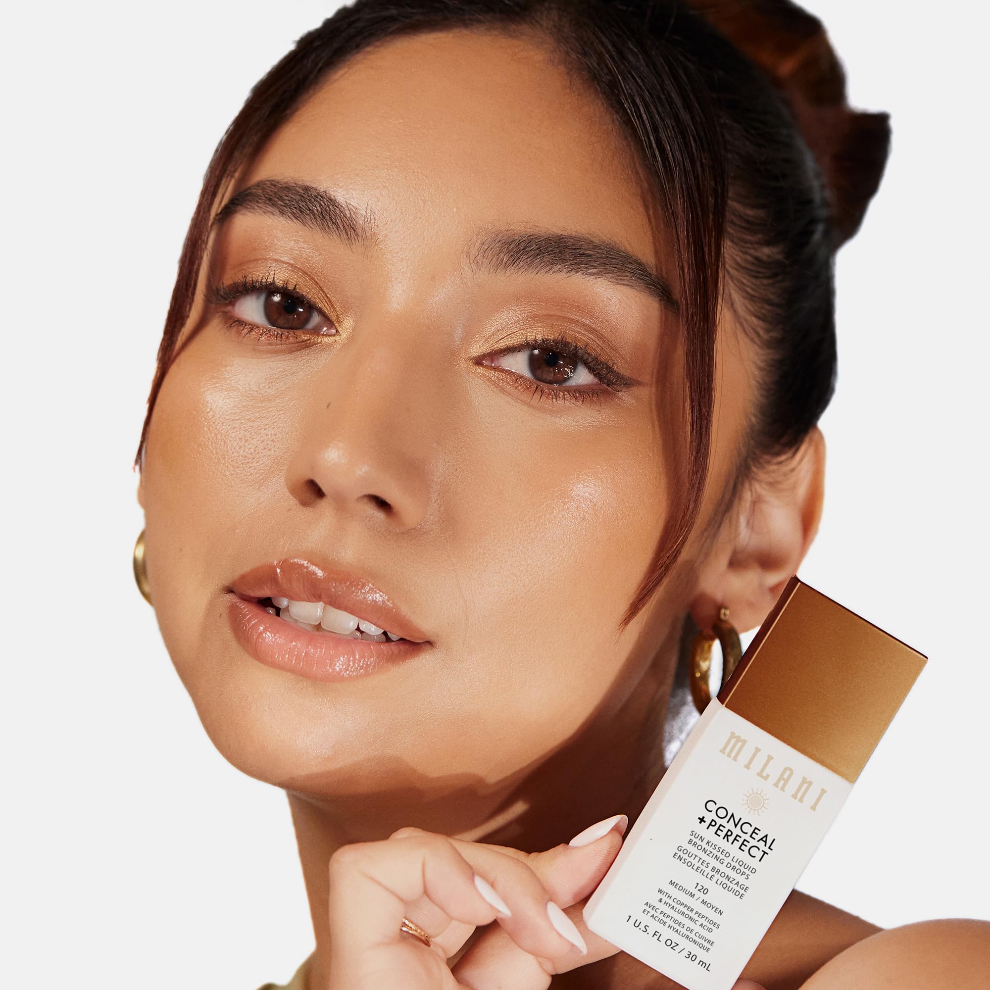 Milani application with fingertips showing easy blending and seamless finish benefit