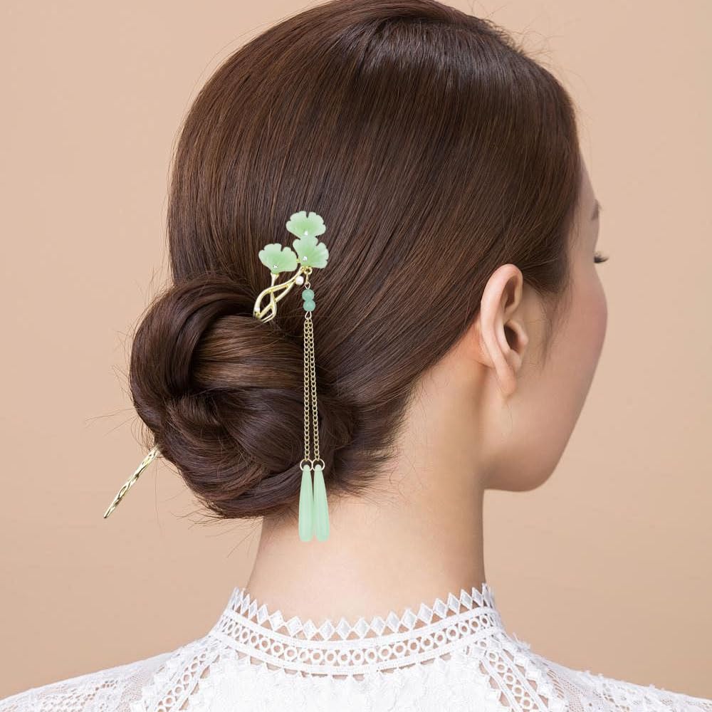 Milovgvset gift box with sticks in lifestyle scene, ready for gifting
