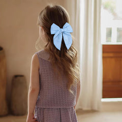 Miroksh bow worn in ponytail demonstrating lightweight, comfortable wear