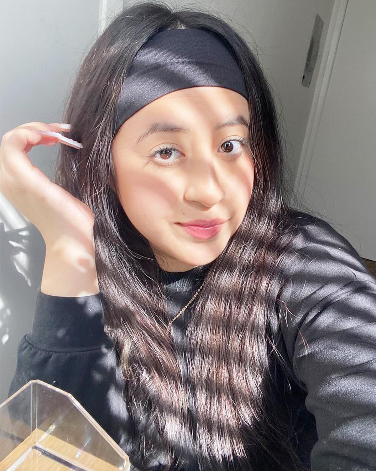 MLMOMVME active woman wearing headband while running, keeps hair and sweat away