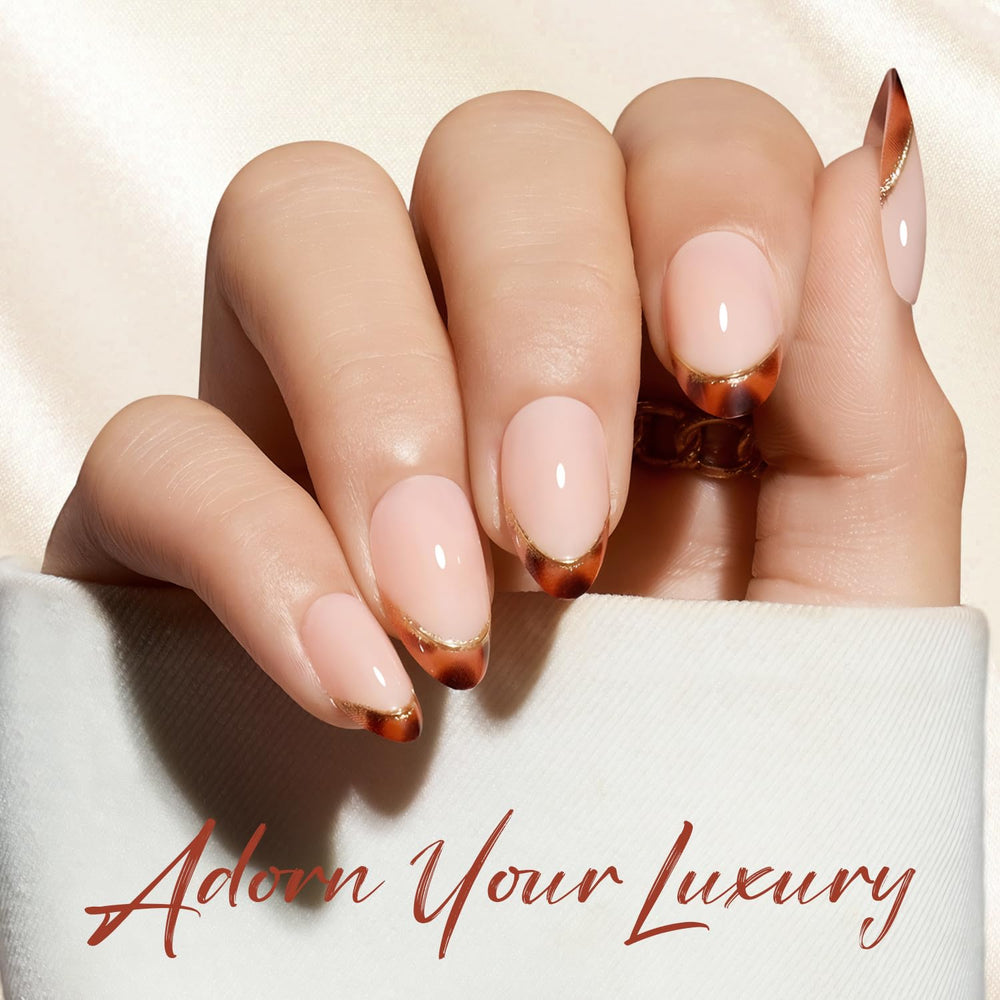 modelones close-up of short almond shape highlighting smooth contour and comfort