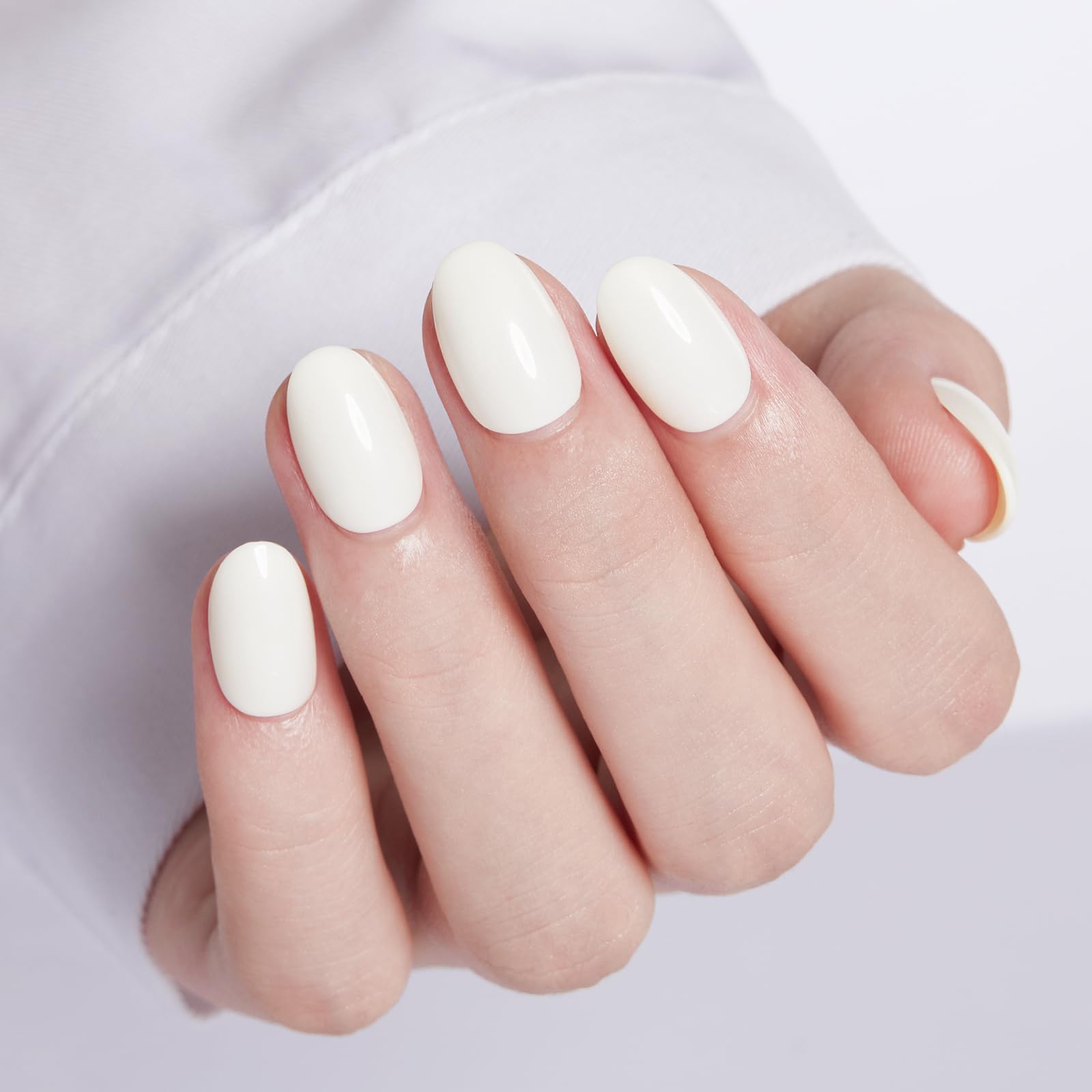 modelones close-up of oval nail shape highlighting smooth edges and fit