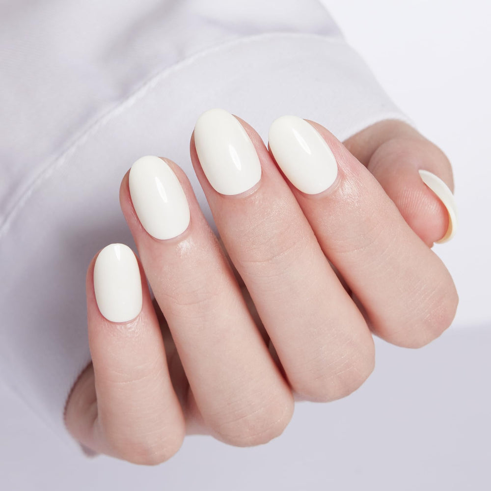 modelones close-up of oval nail shape highlighting smooth edges and fit