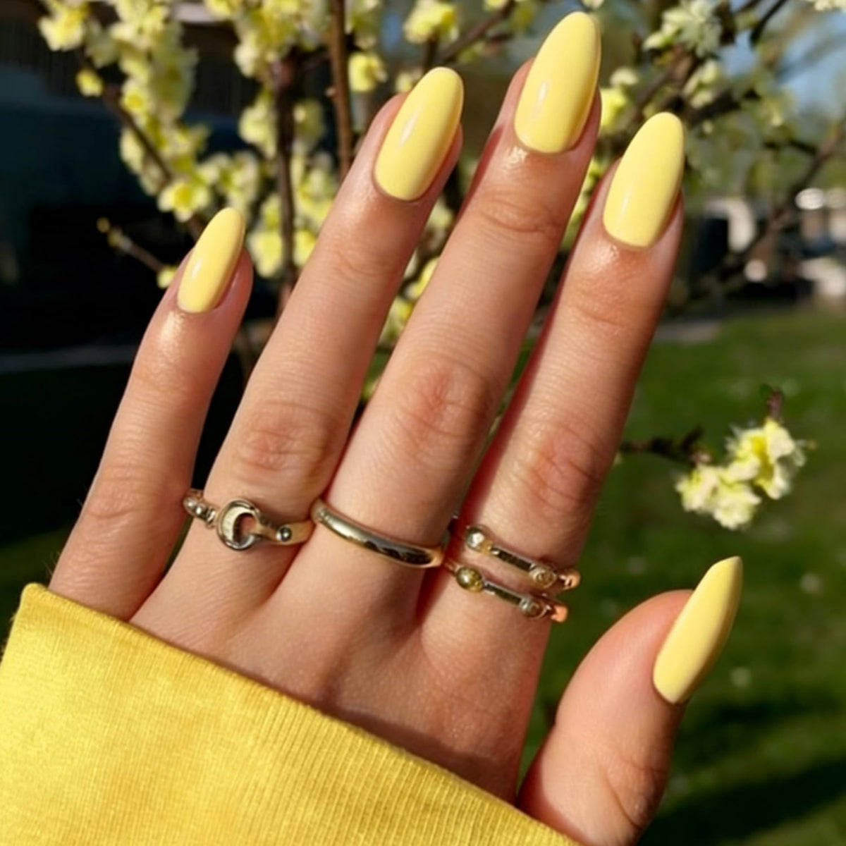 modelones packaging showing neon yellow almond nails and kit benefits